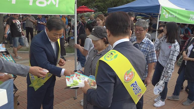 청도군 박성도 부군수와 직원들이 아이스홍시를 나눠주고 있다