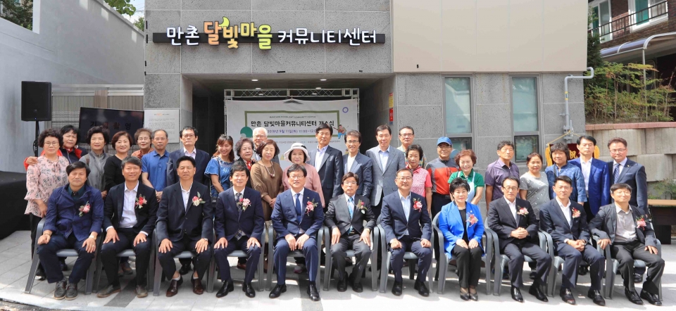 만촌달빛마을 커뮤니티센터 개소식 참가한 수성구 관계자 및 달빛마을 주민들이 함께 기념촬영을 하고 있다.