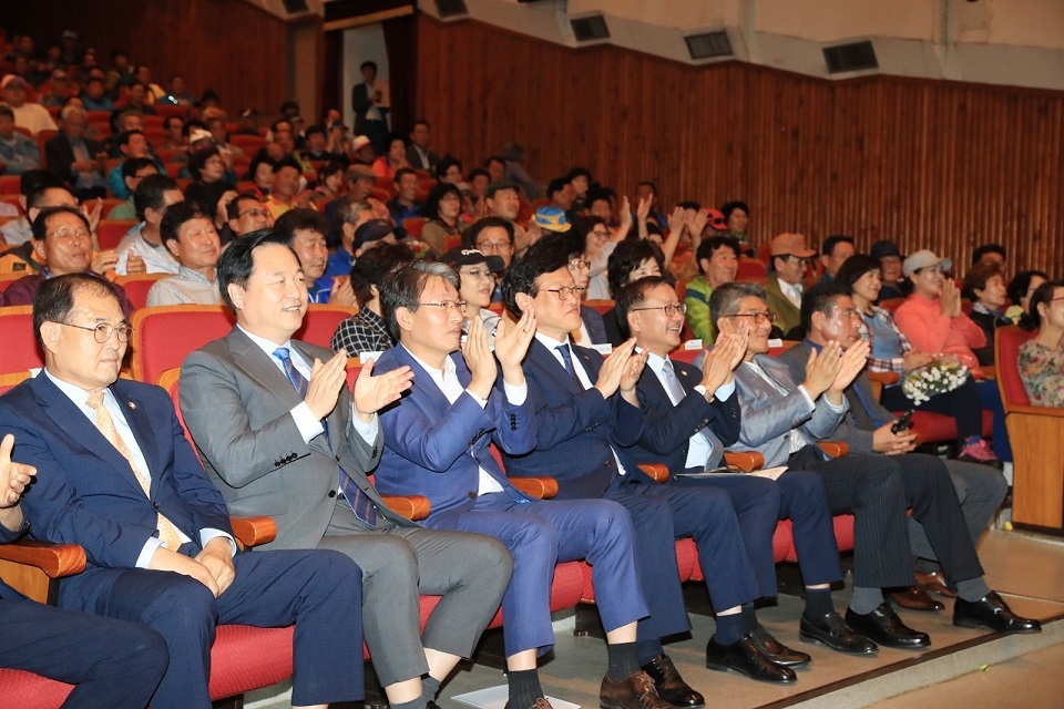 김두관의원이 수성구와 정읍시 이통장 민간교류 행사에 참석해 격려 박수를 치고 있다.