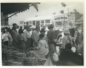 버스와 사람들(제임스 존슨 촬영)