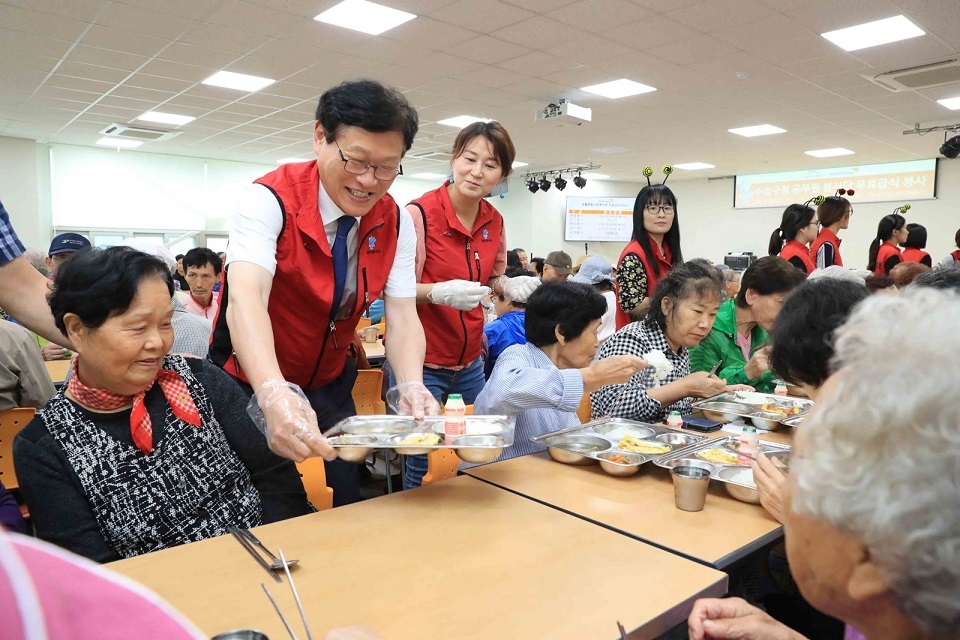 김대권 수성구청장이 물망이봉사단과 함께 무료급식 봉사활동을 펼치고 있다.