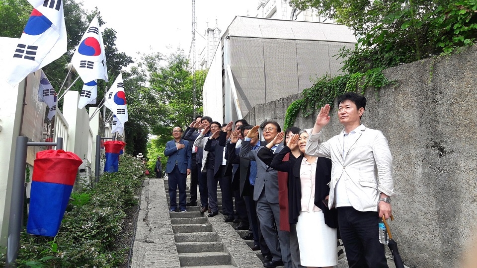 민주평화통일자문회의 대구수성구협의회 및 동남아서부협의회 회원들이 근대골목투어 3.1운동 계단에서 민주평화통일 의지를 다졌다.