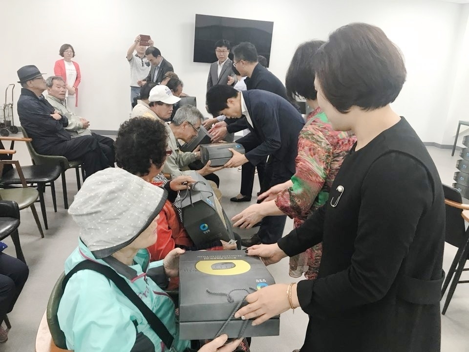 범물1동 협력단체에서 마련한 추석 명절 선물 전달식에서 단체 회원들이 주민들에게 선물을 전달하고 있다.