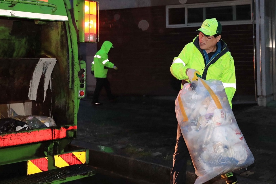 김대권 수성구청장이 새벽 환경미화원들과 함께 쓰레기를 수거하고 있다.