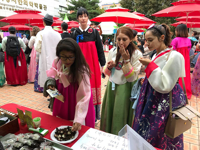 한의약박물관 마당 한방먹거리 부스에서 한방떡 시음