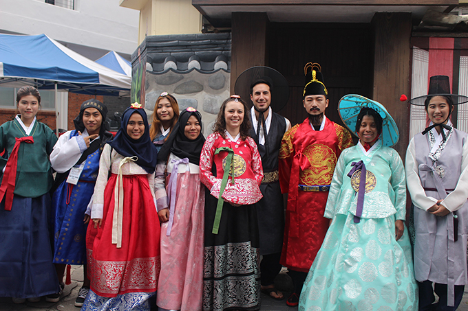 영남대로 벽화길 포토존에서 전통복장 퍼포먼스팀과 사진촬영중인 외국인 방문객들