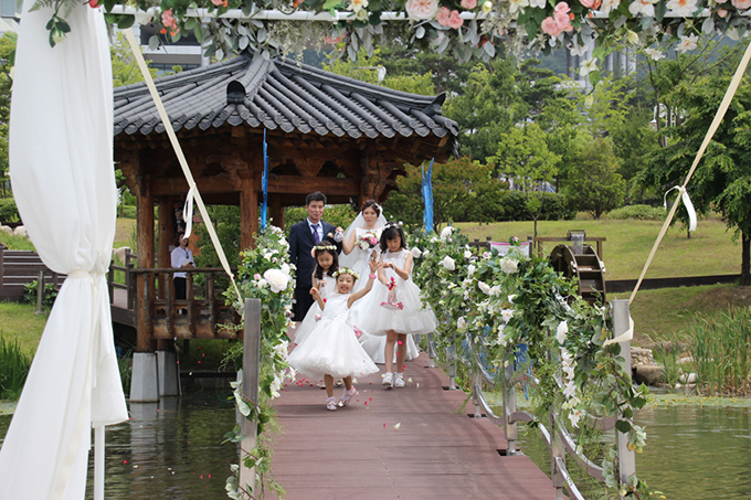 작은결혼식 주인공과 화동들