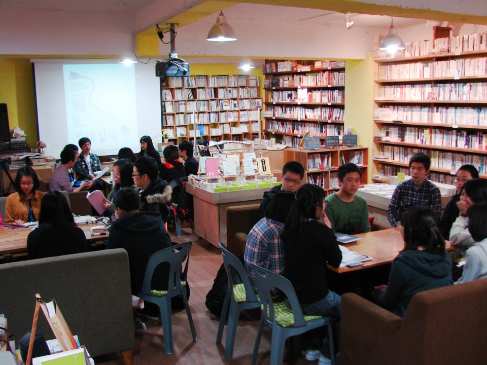 한국관광공사 이달의 가볼만한 곳에 선정된 수성구 물레책방에서 인문학 강의를 진행하고 있다.(물레책방 제공)