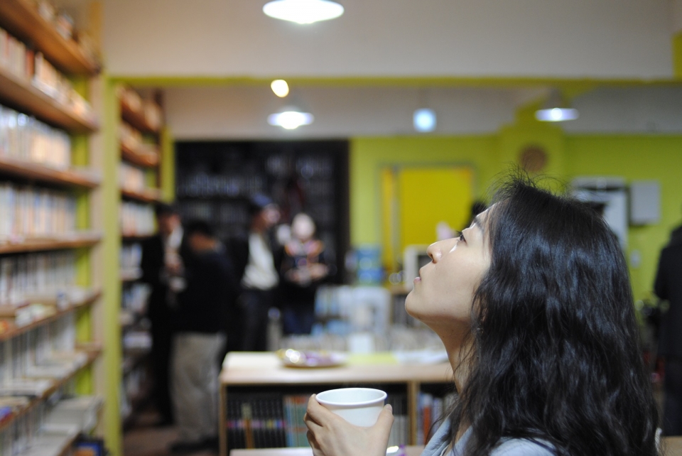 한국관광공사 이달의 가볼만한 곳에 선정된 수성구 물레책방을 찾은 방문객이 차를 마시며 책을 고르고 있다.(물레책방 제공)