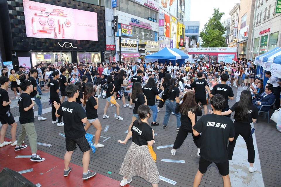 지난 17일 동성로 야외무대에서 펼쳐진 2018 청소년어울림마당 행사장면