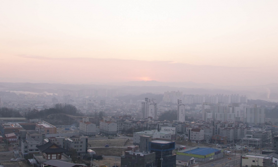 영주시 가흥신도시에서 영주시청 방향으로 촬영한 사진(미세먼지가 가장심한 날 영주시가지)