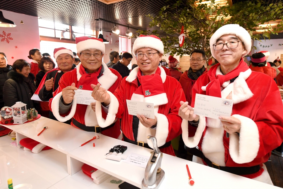 분천역 산타마을 개장(왼쪽부터 엄태항 봉화군수, 이철우 도지사, 박광열 코레일경북본부장)