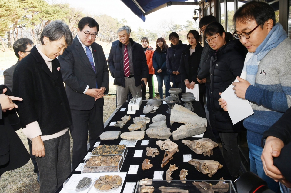 정재숙 문화재청장이 지난 21일 신라왕경사업 학술대회 참석 후 주낙영 경주시장과 함께 월성 발굴현장을 시찰하고 있다