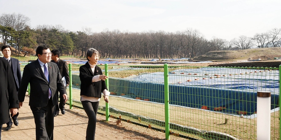 정재숙 문화재청장이 지난 21일 신라왕경사업 학술대회 참석 후 주낙영 경주시장과 함께 월성 발굴현장을 시찰하고 있다
