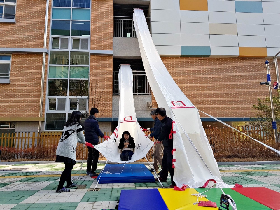 교육시설 유초중등학교에 체험용 피난기구 설치 및 훈련 실시(삼영유)