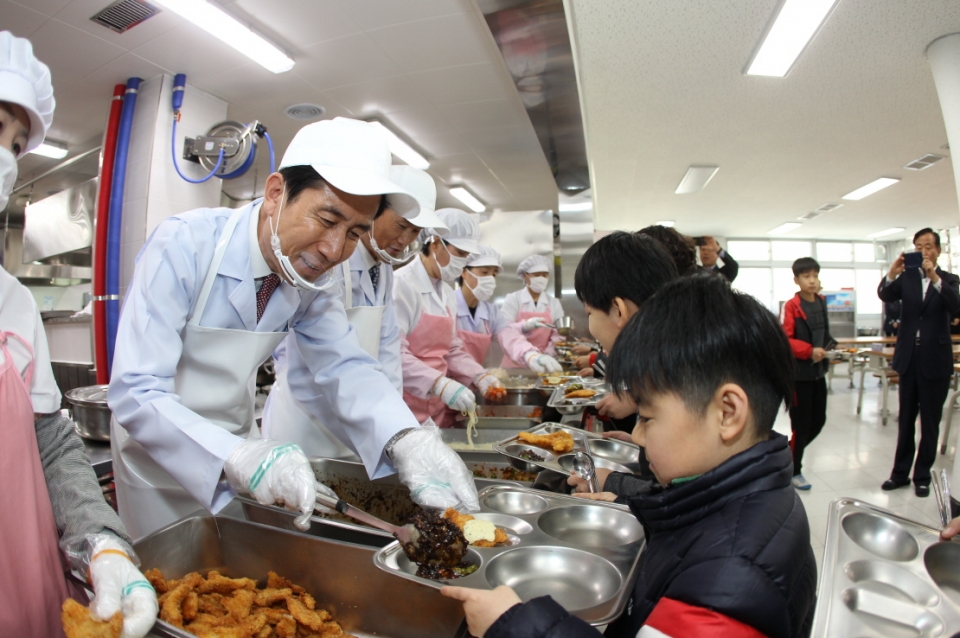 2018 포항시 10대뉴스 (5)2019년, 무상급식 등 3무 교육복지 시행