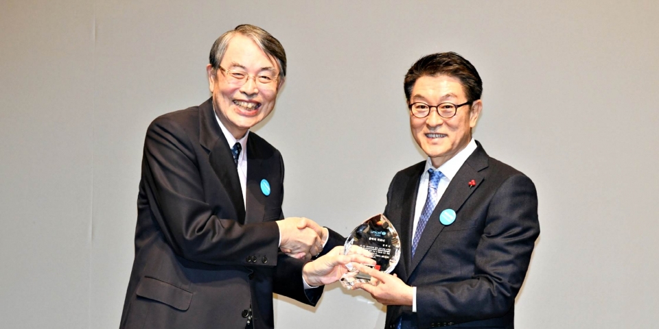 장욱현 영주시장(오른쪽)이 지난 20일 유니세프 송년 감사의 밤 행사에서 올해의 파트너로 선정됐다.